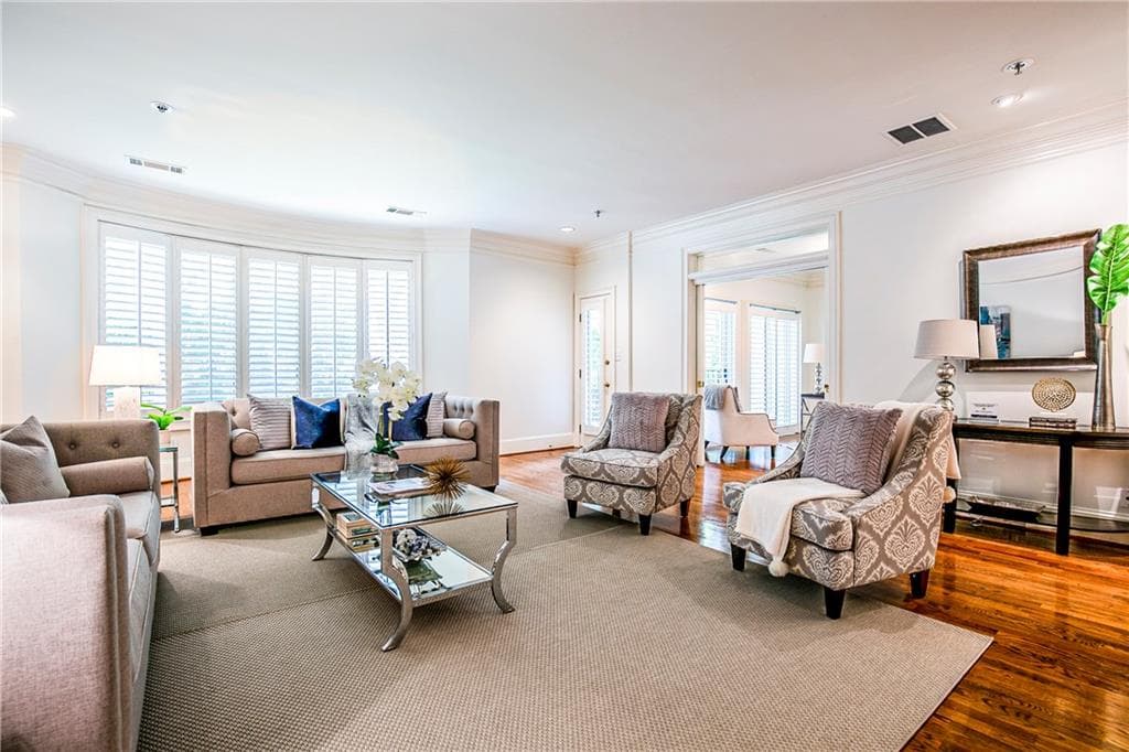 3 bedroom, 3 bathroom, 2,796 sq ft condominium sold at 2960 Pharr Court South Nw N-1, Atlanta, GA 30305