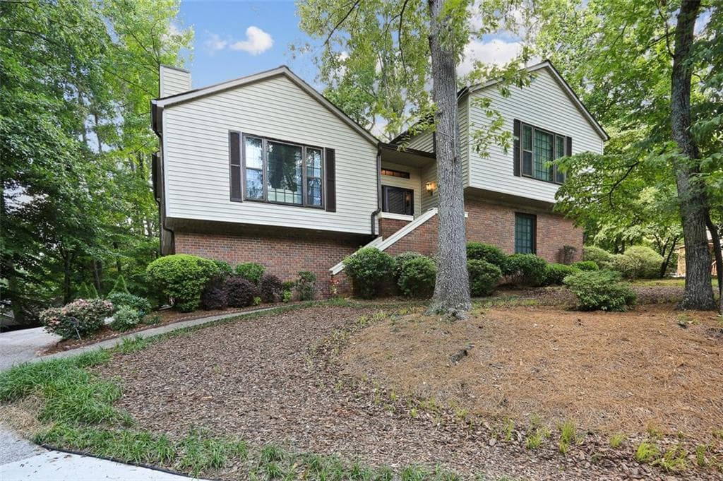 4 bedroom, 3 bathroom, 2,456 sq ft single family residence sold at 2805 Sudbury Court, Marietta, GA 30062