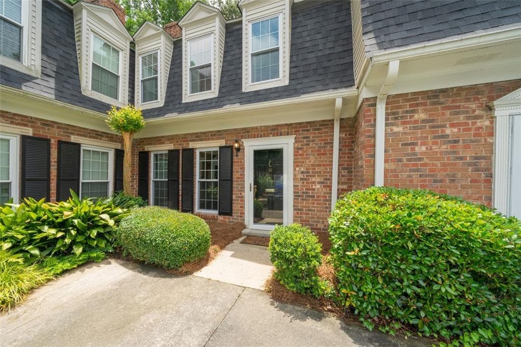 2 bedroom, 3 bathroom, 1,320 sq ft condominium sold at 10 QUEEN ANNE Place, Atlanta, GA 30318