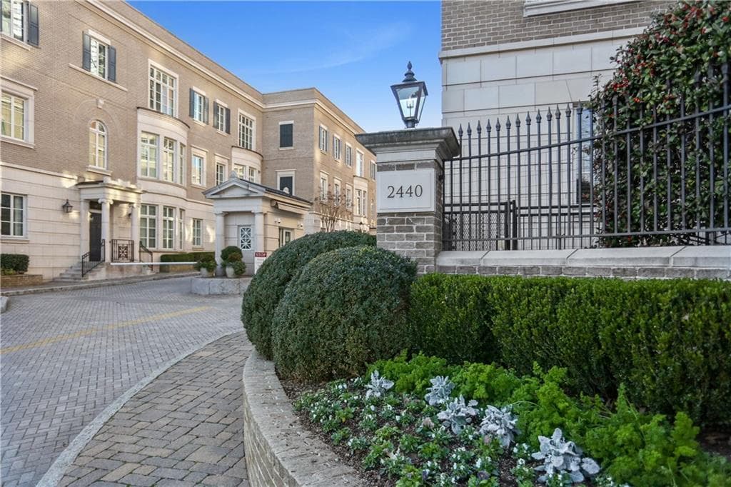 3 bedroom, 5 bathroom, 5,100 sq ft townhouse sold at 2440 Peachtree Road 15, Atlanta, GA 30305