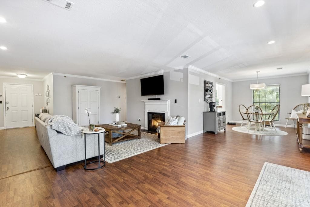 2 bedroom, 2 bathroom, 1,462 sq ft condominium sold at 1304 Highland Bluff Drive, Atlanta, GA 30339