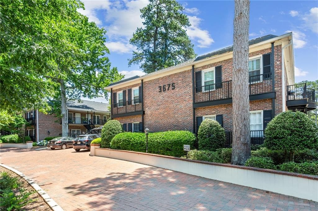 2 bedroom, 2 bathroom, 1,090 sq ft condominium sold at 3675 Peachtree Road 46, Atlanta, GA 30319