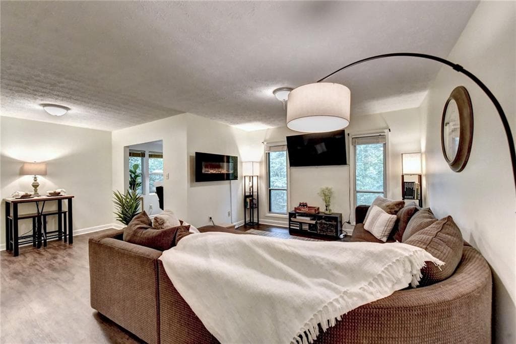 1 bedroom, 1 bathroom, 748 sq ft condominium sold at 5153 Roswell Road 1/53, Atlanta, GA 30342
