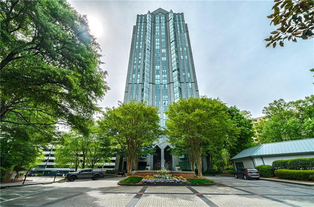 1 bedroom, 1 bathroom, 807 sq ft condominium sold at 2870 Pharr Court South 307, Atlanta, GA 30305