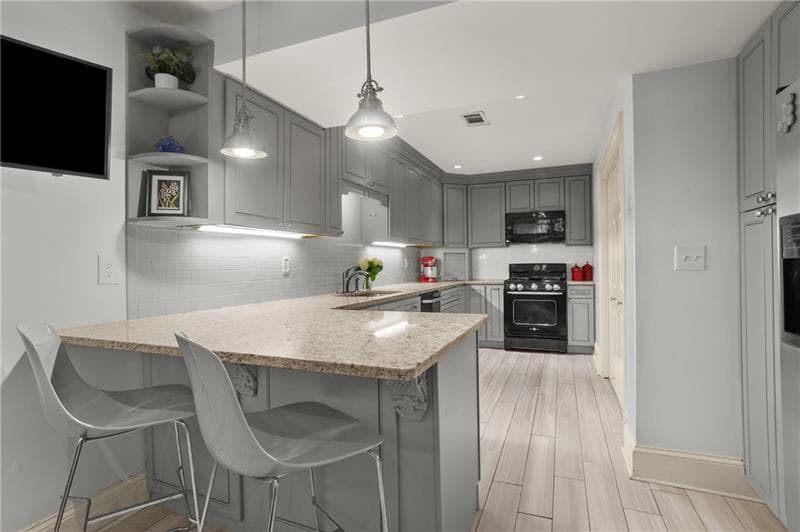 3 bedroom, 3 bathroom, 1,522 sq ft condominium sold at 2840 Peachtree Road 105, Atlanta, GA 30305