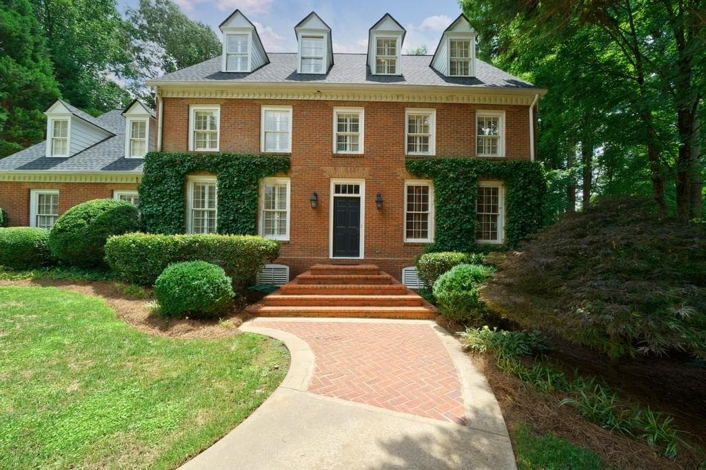 5 bedroom, 5 bathroom, 5,975 sq ft single family residence sold at 985 Club Commons Circle, Brookhaven, GA 30319
