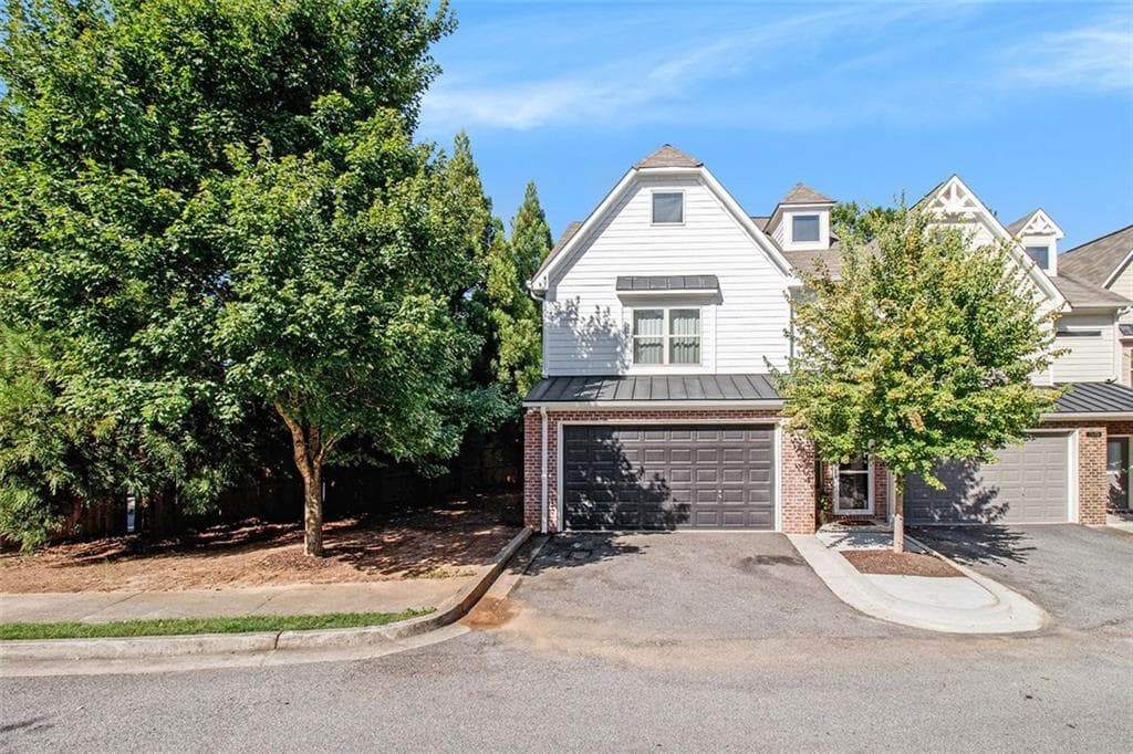 3 bedroom, 3 bathroom, 1,950 sq ft townhouse sold at 1970 NEWFORT Drive, Atlanta, GA 30318
