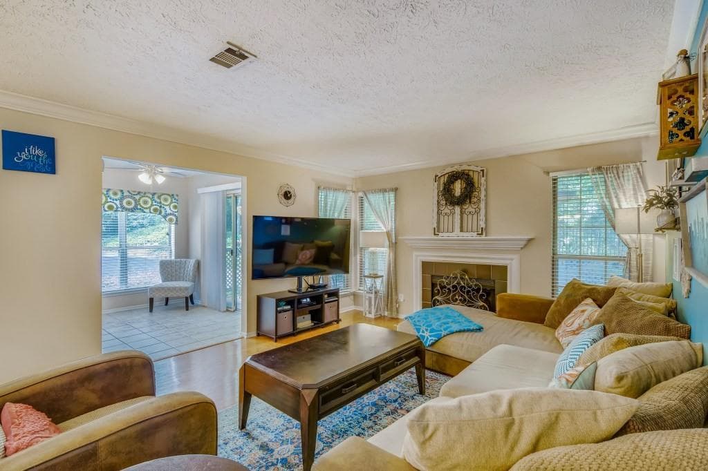 2 bedroom, 2 bathroom, 1,320 sq ft condominium sold at 6824 Glenridge Drive A, Atlanta, GA 30328