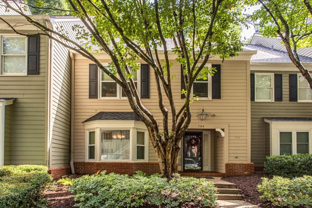 3 bedroom, 3 bathroom, 1,946 sq ft townhouse sold at 504 Bainbridge Drive, Atlanta, GA 30327
