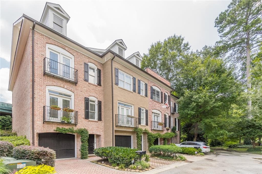 2 bedroom, 3 bathroom, 1,690 sq ft townhouse sold at 3255 Buckhead Forest Mews, Atlanta, GA 30305