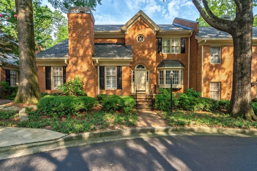 4 bedroom, 3 bathroom, 2,966 sq ft townhouse sold at 42 Ivy Chase, Atlanta, GA 30342