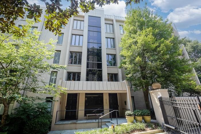 2 bedroom, 3 bathroom, 2,570 sq ft condominium sold at 2765 Peachtree Road 8, Atlanta, GA 30305