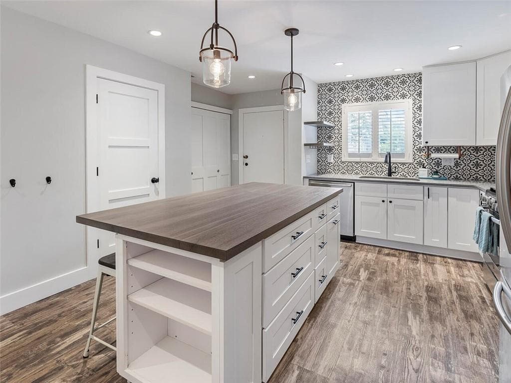 2 bedroom, 2 bathroom, 1,260 sq ft condominium sold at 4326 Chastain Walk, Atlanta, GA 30342