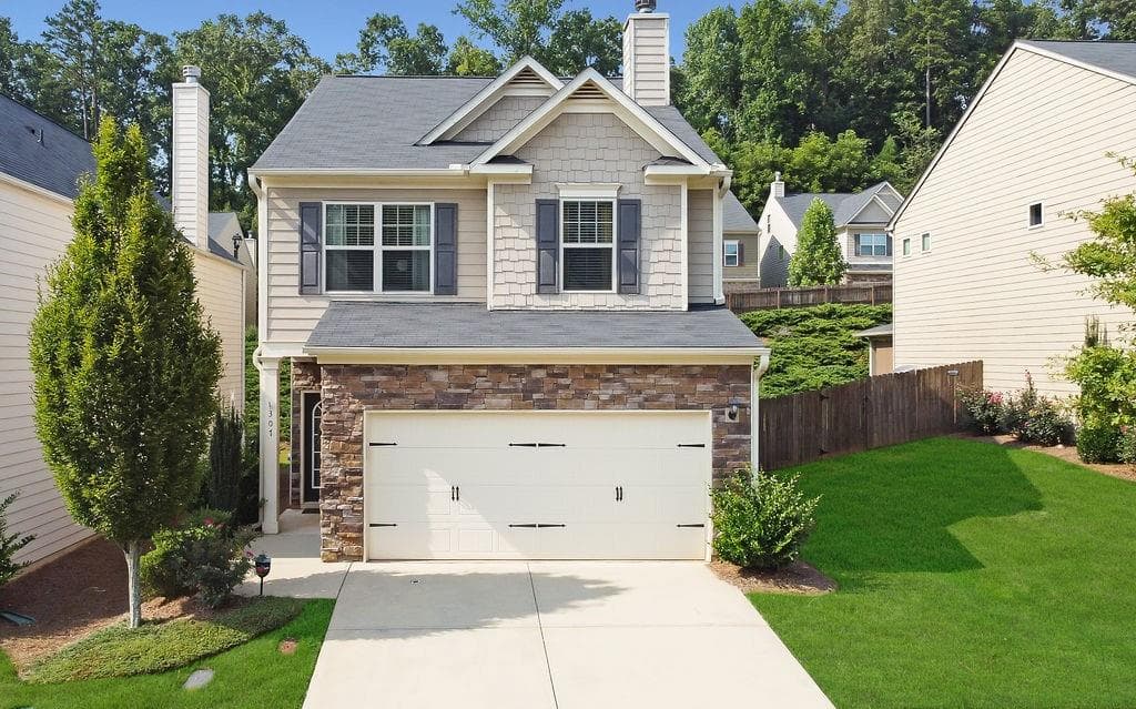 3 bedroom, 3 bathroom, 1,820 sq ft single family residence sold at 307 Lakeside Lane, Woodstock, GA 30188