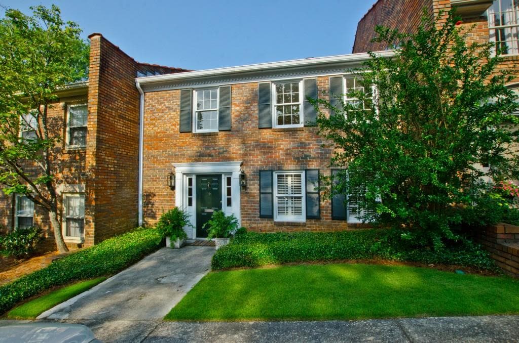 2 bedroom, 3 bathroom, 1,612 sq ft townhouse sold at 70 Old Ivy Road 5, Atlanta, GA 30342