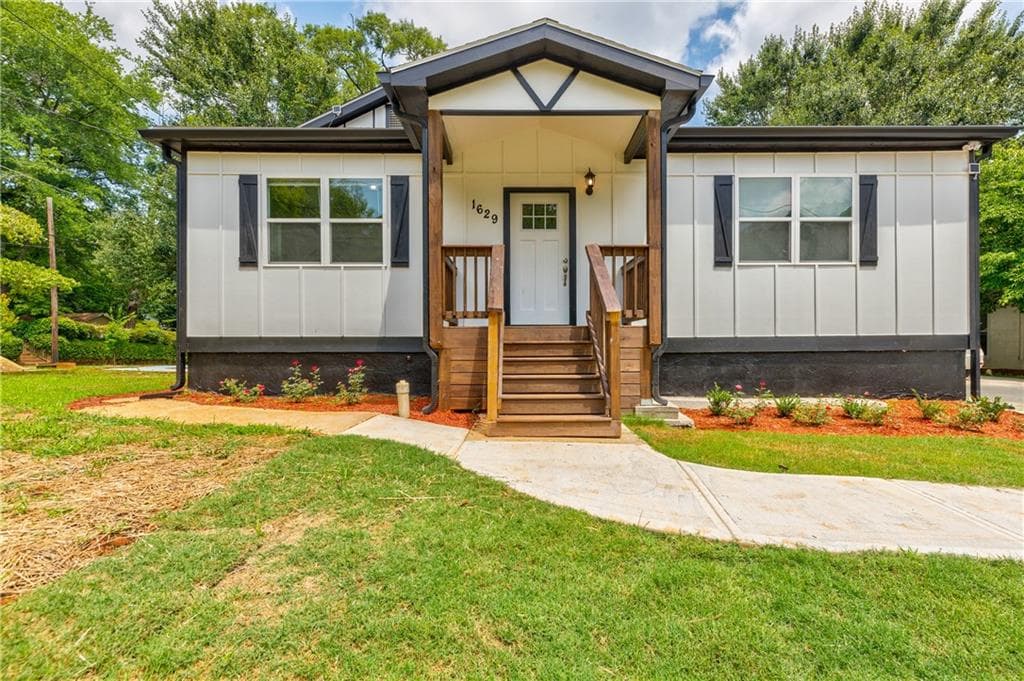 4 bedroom, 3 bathroom, 2,095 sq ft single family residence sold at 1629 Beecher Street, Atlanta, GA 30310
