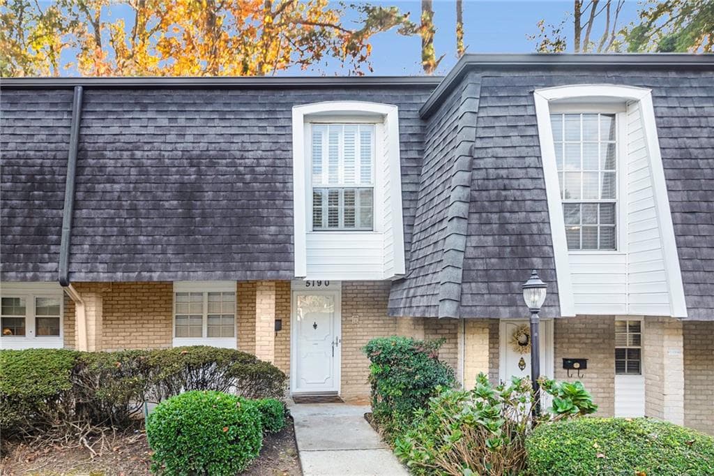 2 bedroom, 3 bathroom, 1,602 sq ft townhouse sold at 5190 CHEMIN DE VIE, Atlanta, GA 30342