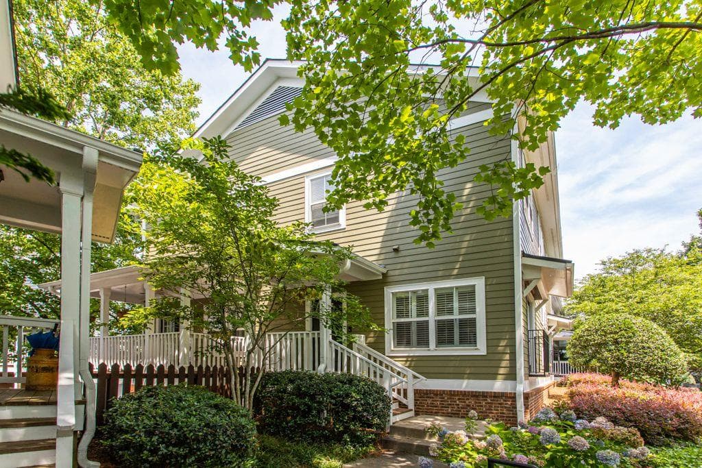 3 bedroom, 4 bathroom, 1,798 sq ft townhouse sold at 282 Carlyle Park Drive, Atlanta, GA 30307