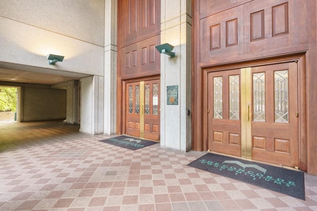 1 bedroom, 1 bathroom, 807 sq ft condominium sold at 2870 Pharr Court South 2402, Atlanta, GA 30305