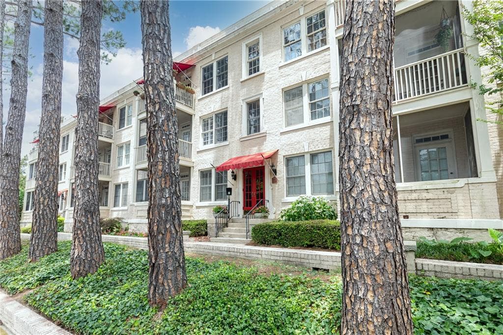2 bedroom, 1 bathroom, 1,151 sq ft condominium sold at 2214 Peachtree Road A3, Atlanta, GA 30309