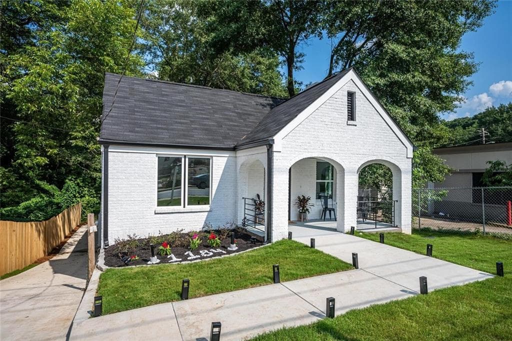 3 bedroom, 2 bathroom, 2,196 sq ft single family residence sold at 1184 Metropolitan Parkway, Atlanta, GA 30310