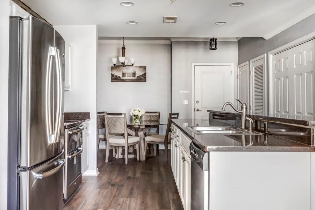 1 bedroom, 1 bathroom, 800 sq ft condominium sold at 3040 Peachtree Road 1314, Atlanta, GA 30305