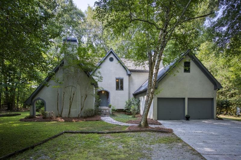 4 bedroom, 3 bathroom, 3,000 sq ft single family residence sold at 1789 Riverside Road, Roswell, GA 30076