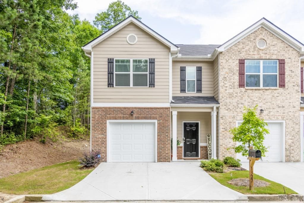 3 bedroom, 3 bathroom townhouse sold at 1327 Rogers Trace, Lithonia, GA 30058