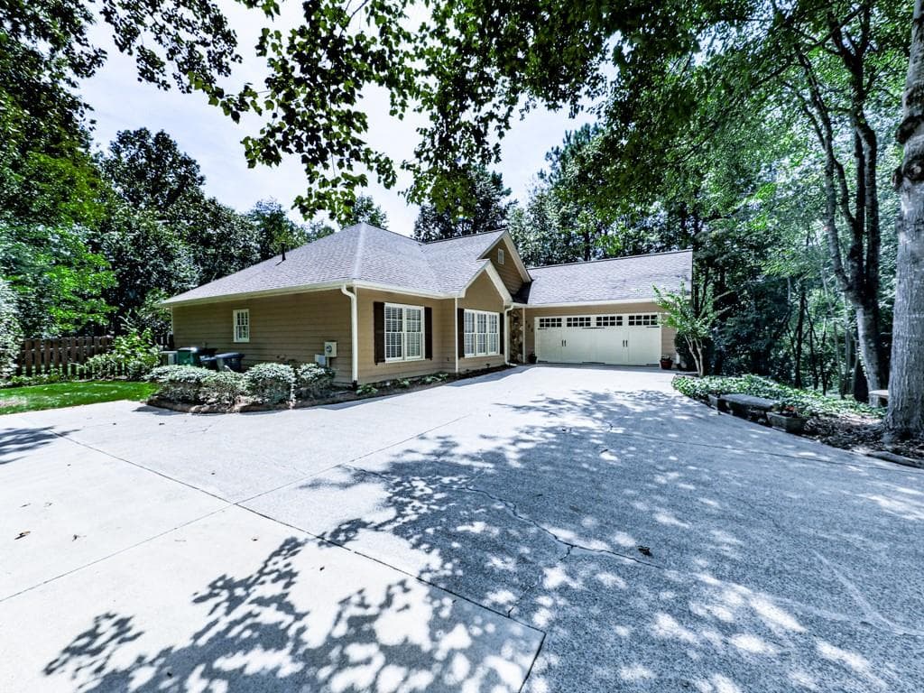 3 bedroom, 2 bathroom, 1,724 sq ft single family residence sold at 133 Springwater Trace, Woodstock, GA 30188