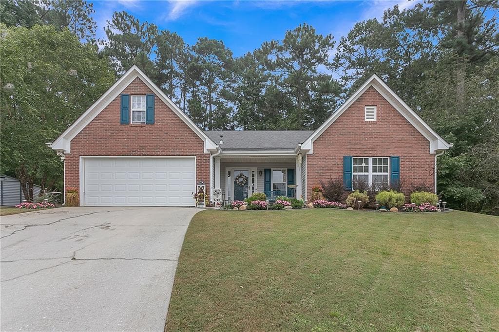 4 bedroom, 2 bathroom, 2,275 sq ft single family residence sold at 3915 King Fisher Circle, Snellville, GA 30039