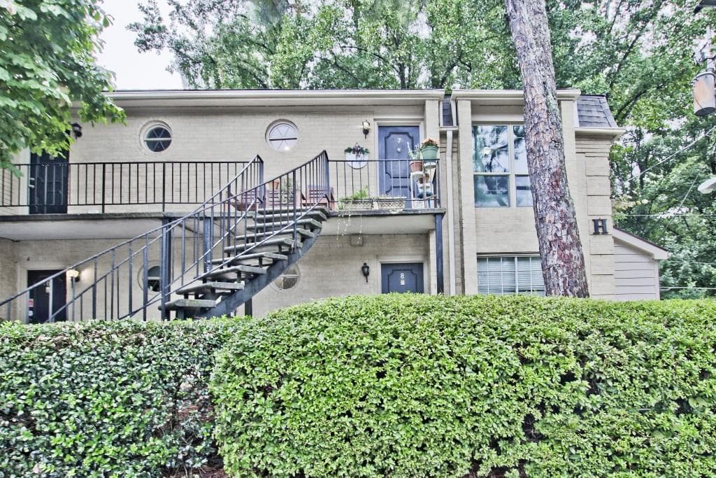 2 bedroom, 1 bathroom, 900 sq ft condominium sold at 5400 Roswell Road H-7, Atlanta, GA 30342