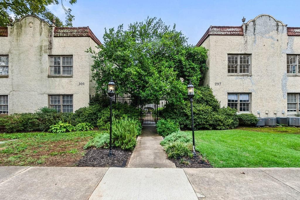 2 bedroom, 1 bathroom, 736 sq ft condominium sold at 297 Atlanta Avenue #2, Atlanta, GA 30315