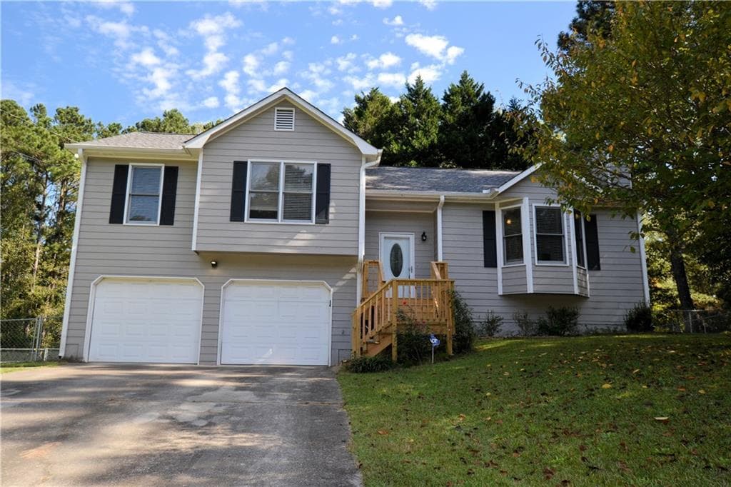 3 bedroom, 2 bathroom, 1,402 sq ft single family residence sold at 140 Oak Landing Court, Douglasville, GA 30134