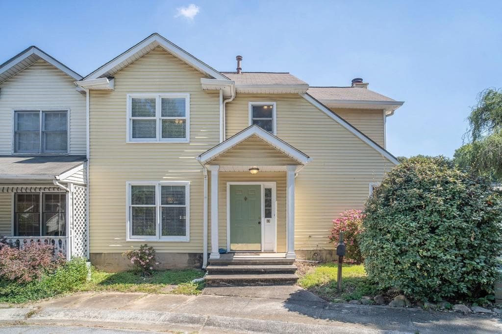 2 bedroom, 3 bathroom, 1,260 sq ft townhouse sold at 9 Old Decatur Circle, Decatur, GA 30030