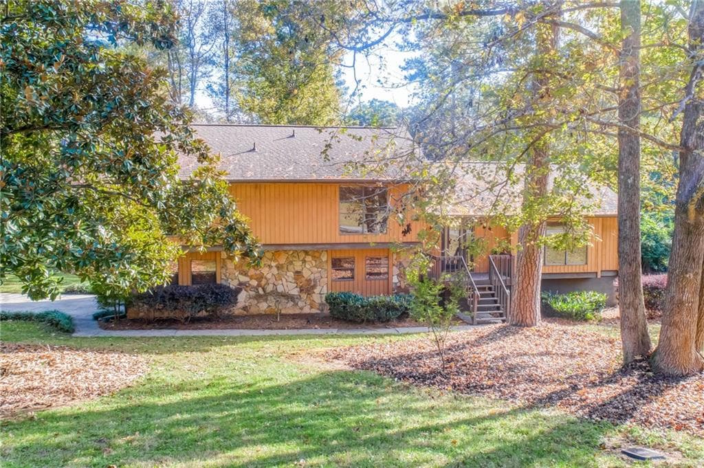 4 bedroom, 3 bathroom, 1,748 sq ft single family residence sold at 3450 Holliglen Drive, Marietta, GA 30062