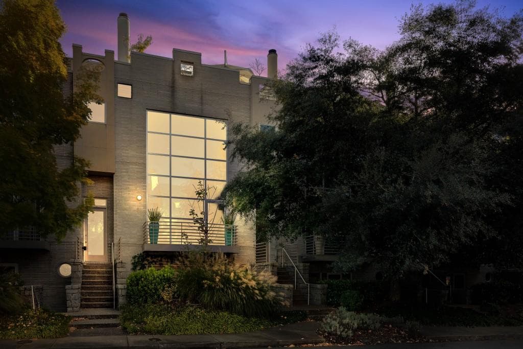 2 bedroom, 4 bathroom, 3,750 sq ft townhouse sold at 3695 Peachtree Road C, Atlanta, GA 30319