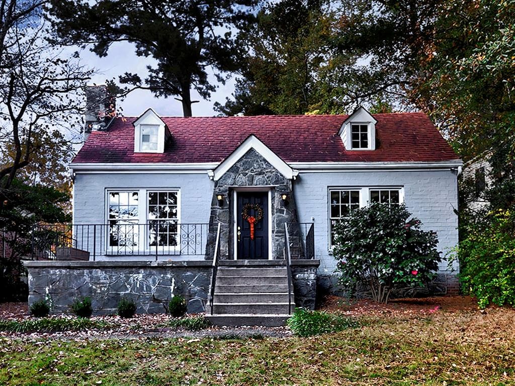 3 bedroom, 2 bathroom, 1,920 sq ft single family residence sold at 2862 Elliott Circle, Atlanta, GA 30305