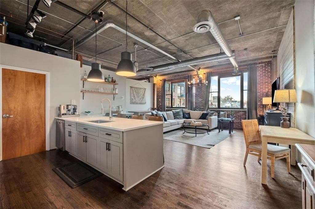 1 bedroom, 1 bathroom, 980 sq ft condominium sold at 3235 ROSWELL Road 402, Atlanta, GA 30305