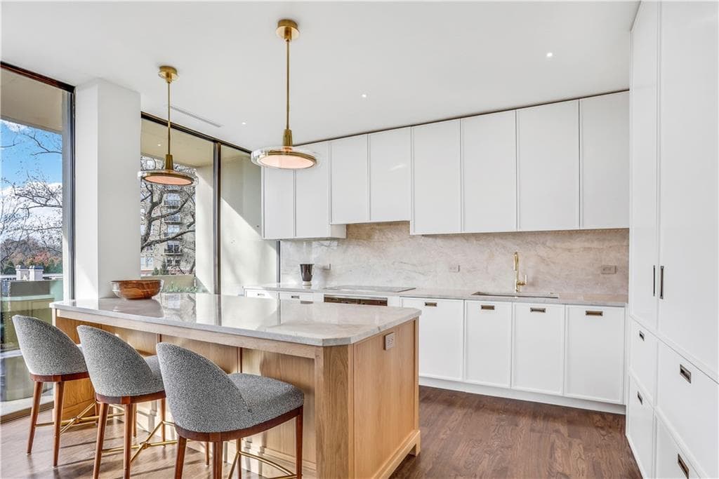 2 bedroom, 2 bathroom, 1,594 sq ft condominium sold at 2575 Peachtree Road 8C, Atlanta, GA 30305