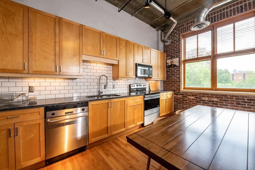 1 bedroom, 1 bathroom, 1,035 sq ft condominium sold at 3235 Roswell Road 612, Atlanta, GA 30305