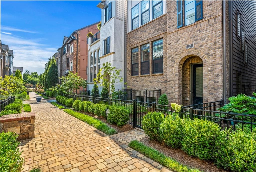 3 bedroom, 4 bathroom, 2,800 sq ft single family residence sold at 619 Broadview Terrace, Atlanta, GA 30324