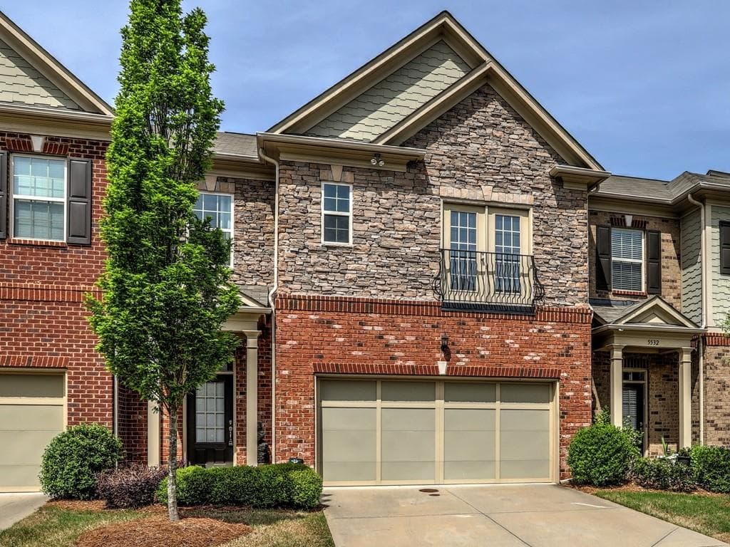 3 bedroom, 4 bathroom, 2,588 sq ft townhouse sold at 5525 Parkerton Lane 74, Atlanta, GA 30342