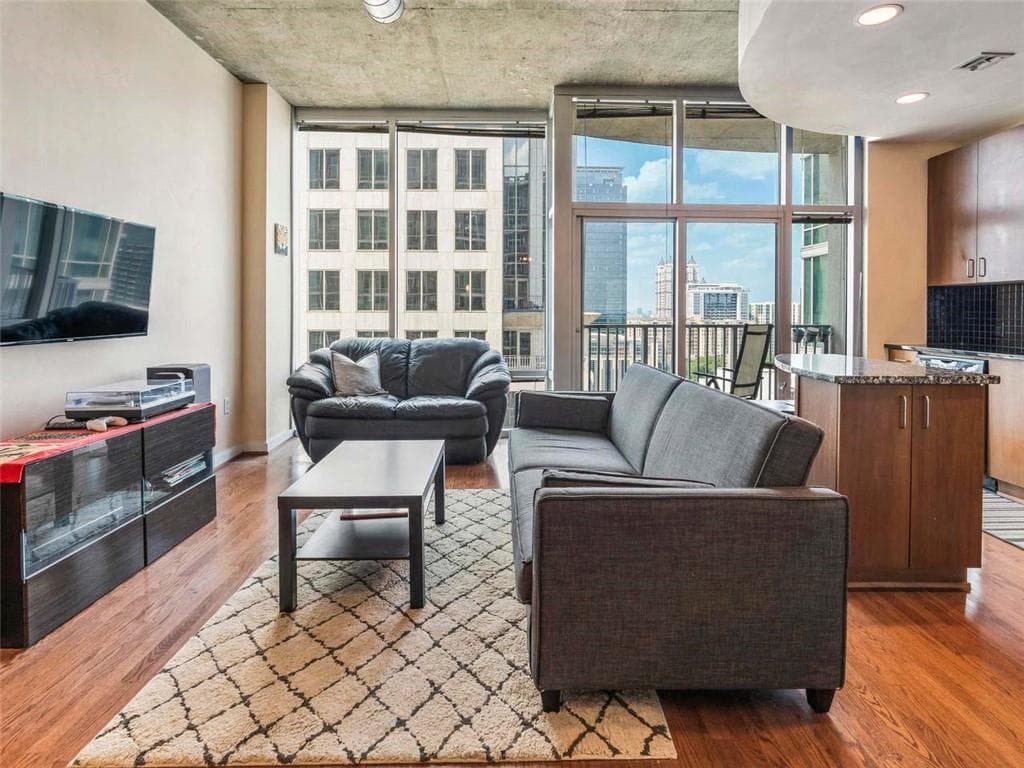 1 bedroom, 1 bathroom, 696 sq ft condominium sold at 943 Peachtree Street 1503, Atlanta, GA 30309