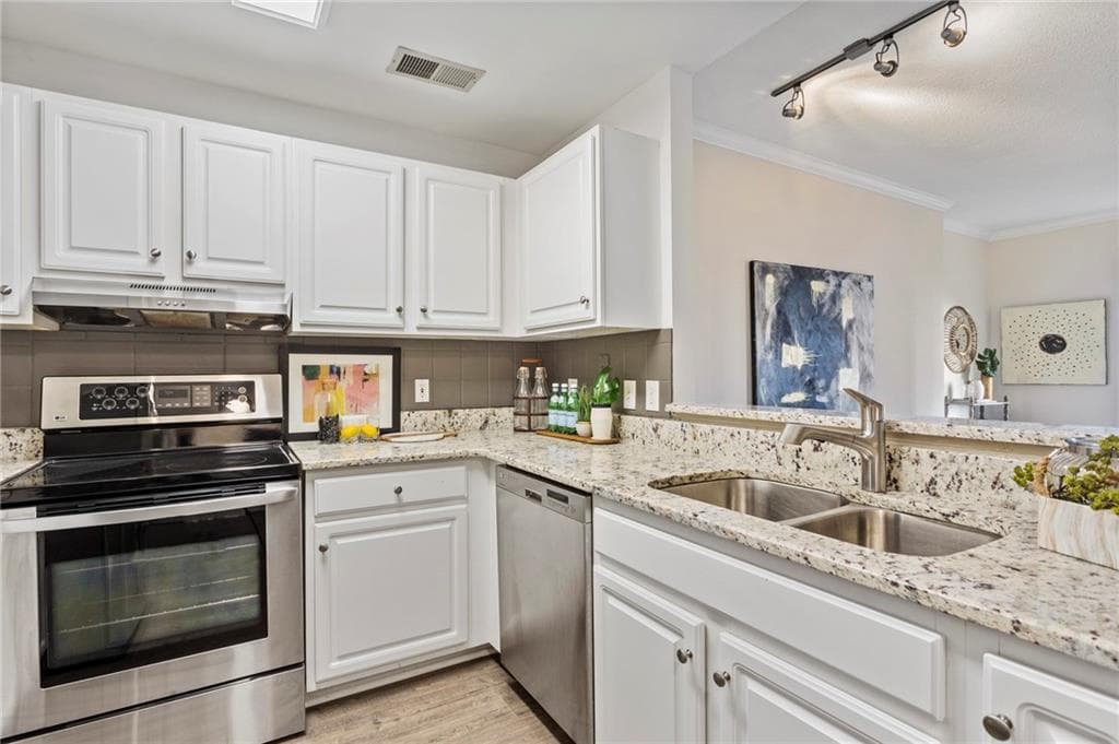 1 bedroom, 1 bathroom, 723 sq ft condominium sold at 1101 Juniper Street 208, Atlanta, GA 30309