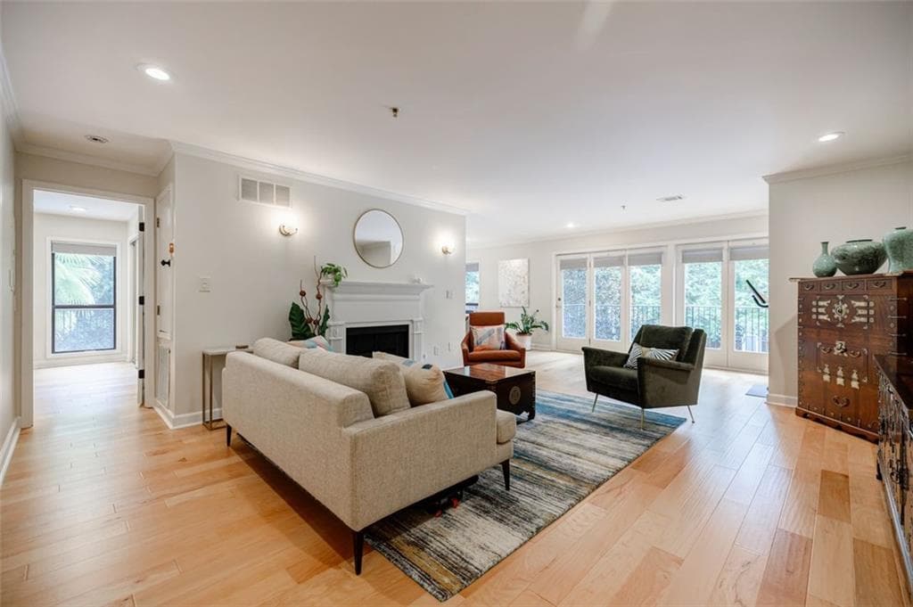 2 bedroom, 2 bathroom, 1,504 sq ft condominium sold at 3201 Lenox Road 13, Atlanta, GA 30324
