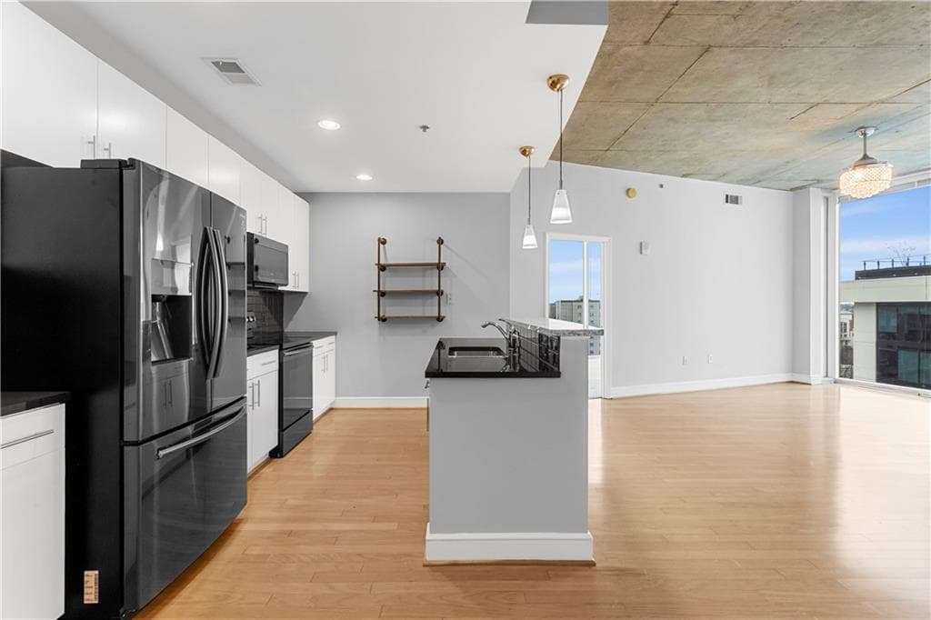 2 bedroom, 2 bathroom, 1,091 sq ft condominium sold at 44 Peachtree Place 924, Atlanta, GA 30309