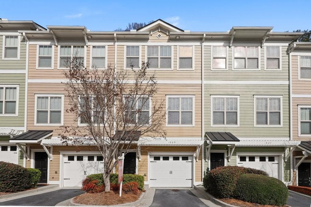 3 bedroom, 4 bathroom, 1,822 sq ft townhouse sold at 1929 Sterling Oaks Circle, Atlanta, GA 30319
