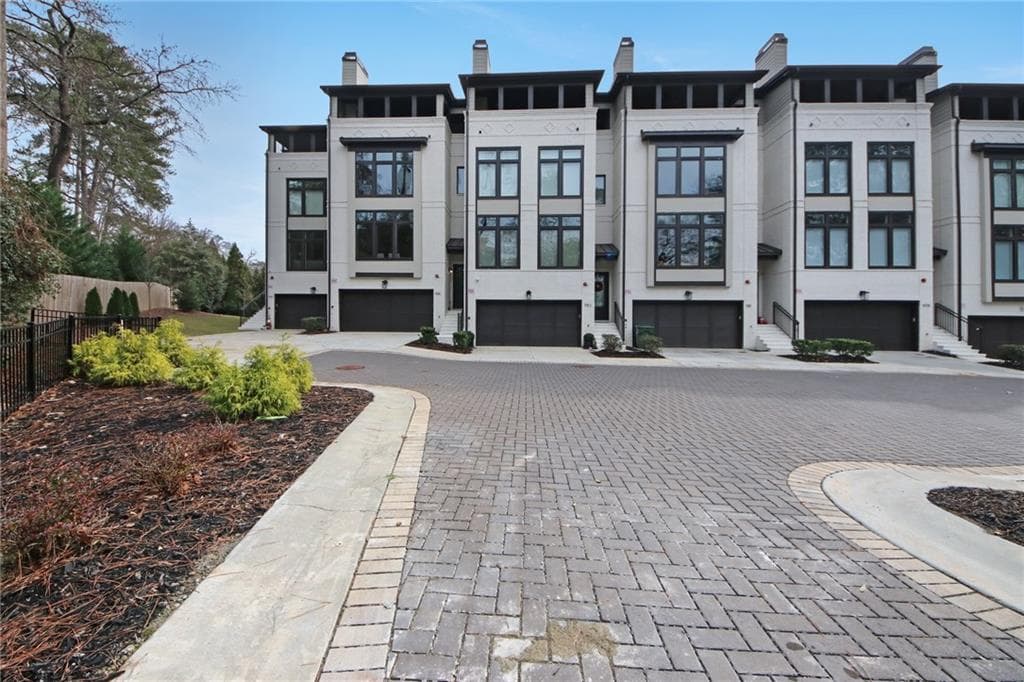 4 bedroom, 5 bathroom, 3,404 sq ft townhouse sold at 985 NE Laurel Court, Atlanta, GA 30326
