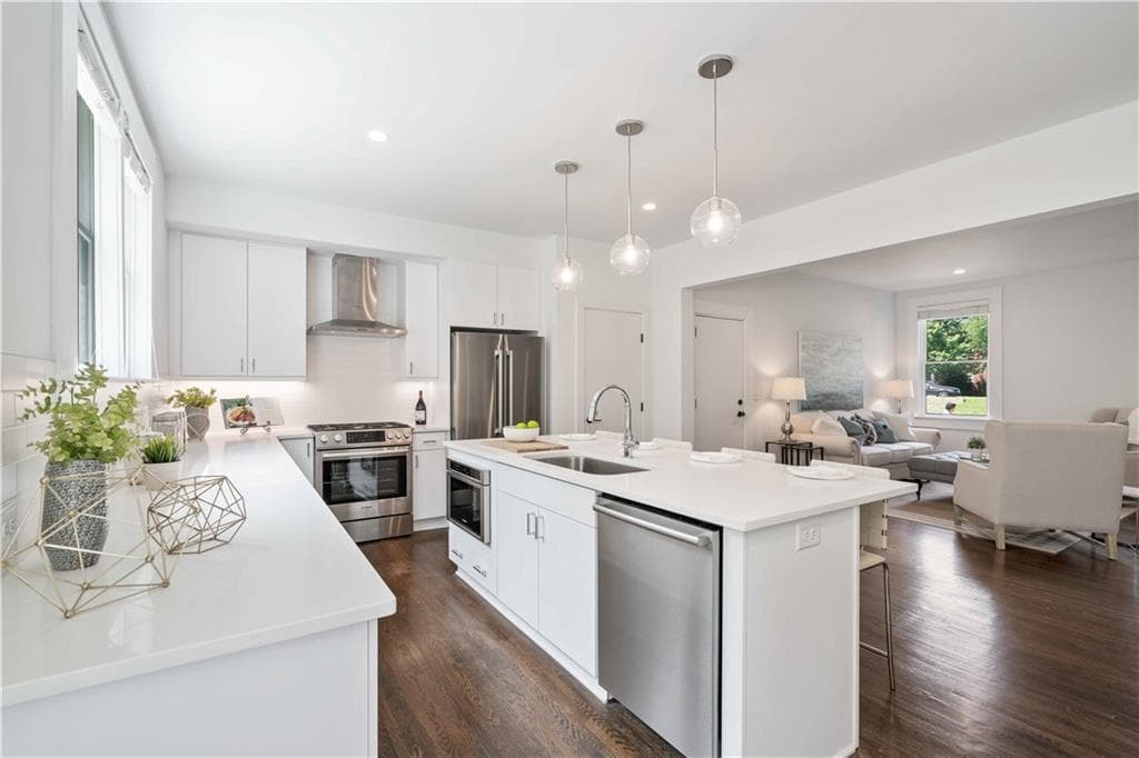 2 bedroom, 2 bathroom, 1,357 sq ft condominium sold at 88 Peachtree Memorial Drive 88-1, Atlanta, GA 30309