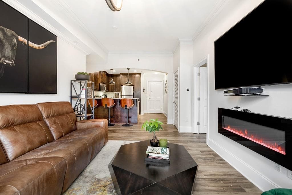 1 bedroom, 1 bathroom, 887 sq ft condominium sold at 2255 Peachtree Road 423, Atlanta, GA 30309